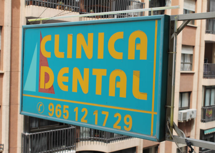 Uc clinica dental historia cartel fachada