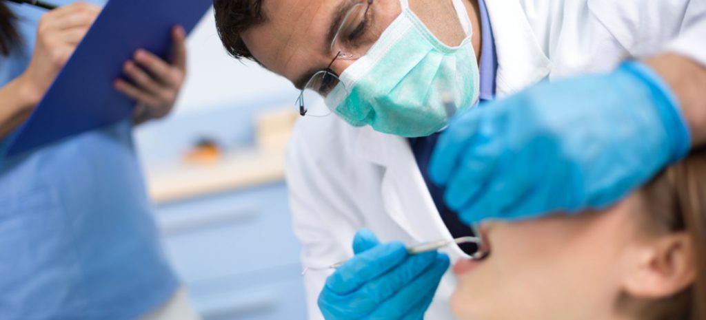 dentista revisando a una paciente